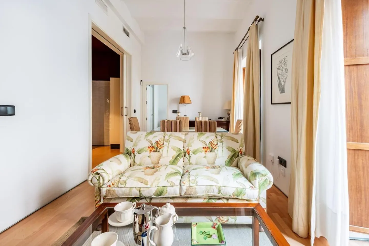Komodo Sierpes: Bright & Classy Central Apartment セビリア