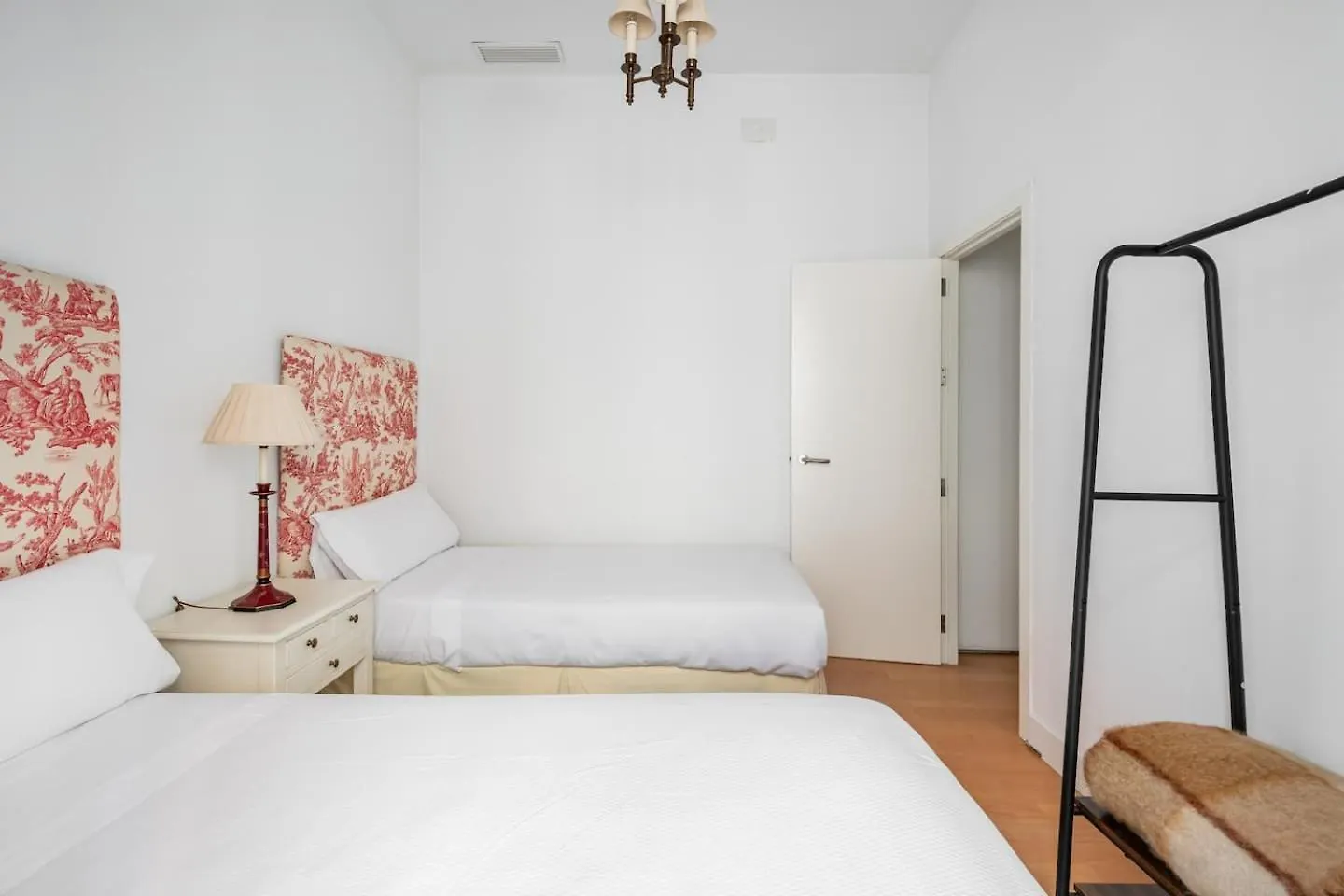 Komodo Sierpes: Bright & Classy Central Apartment セビリア