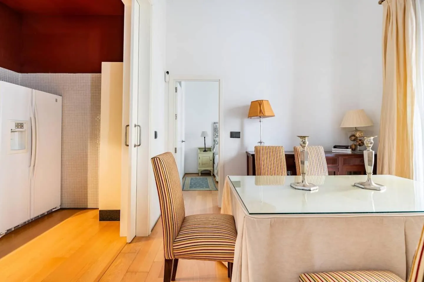 Komodo Sierpes: Bright & Classy Central Apartment セビリア スペイン