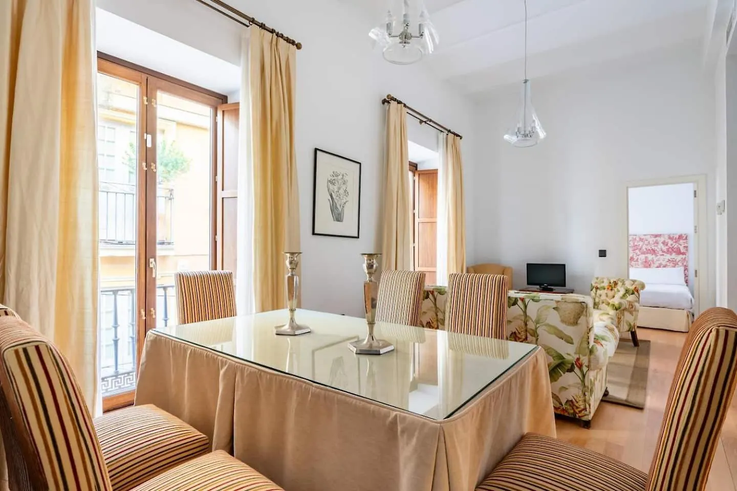 Komodo Sierpes: Bright & Classy Central Apartment セビリア