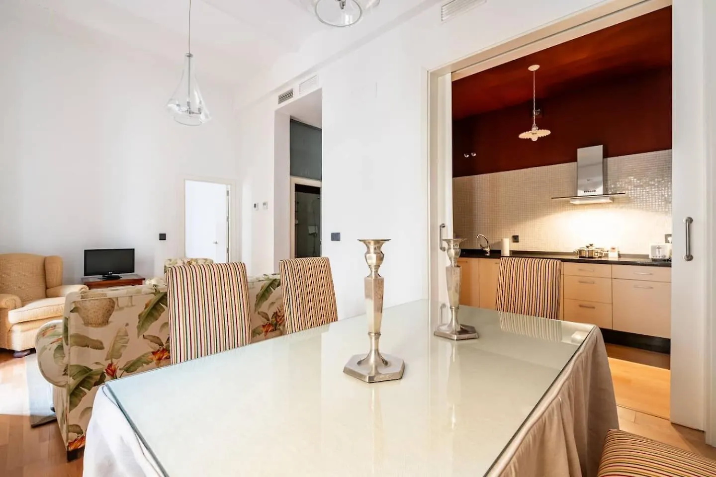 Komodo Sierpes: Bright & Classy Central Apartment セビリア