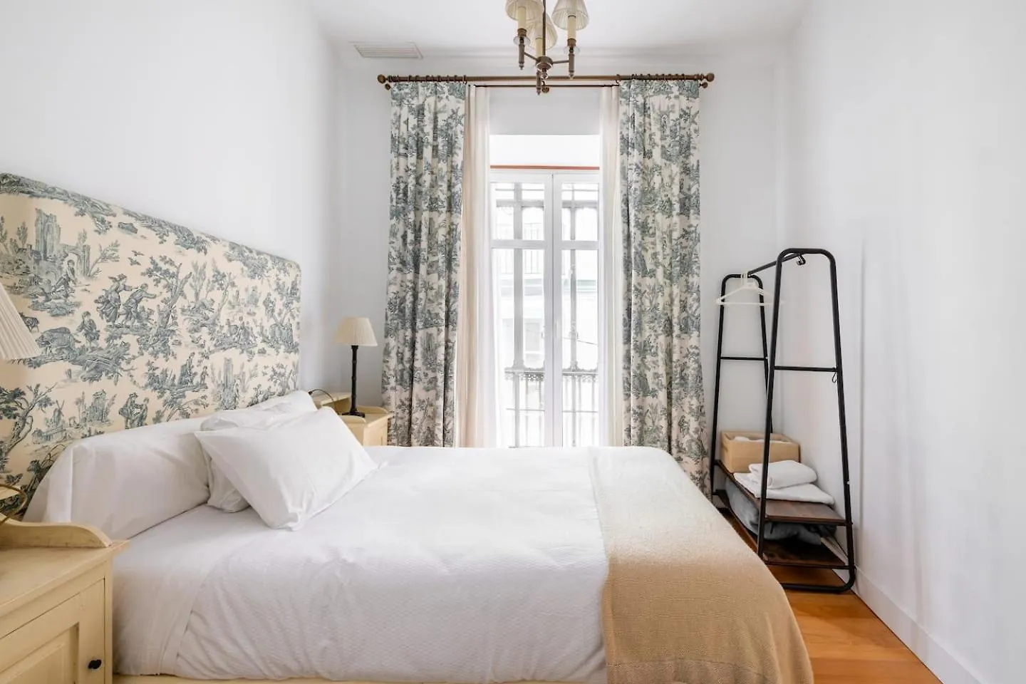 Komodo Sierpes: Bright & Classy Central Apartment セビリア スペイン