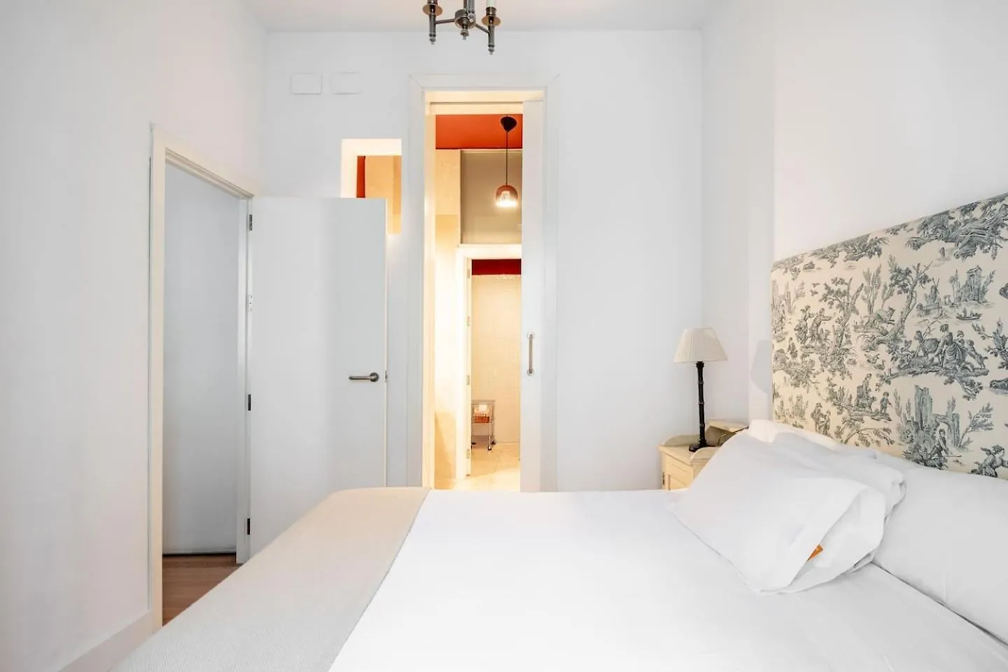 Komodo Sierpes: Bright & Classy Central Apartment セビリア