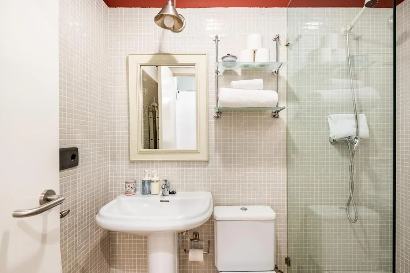 Komodo Sierpes: Bright & Classy Central Apartment セビリア
