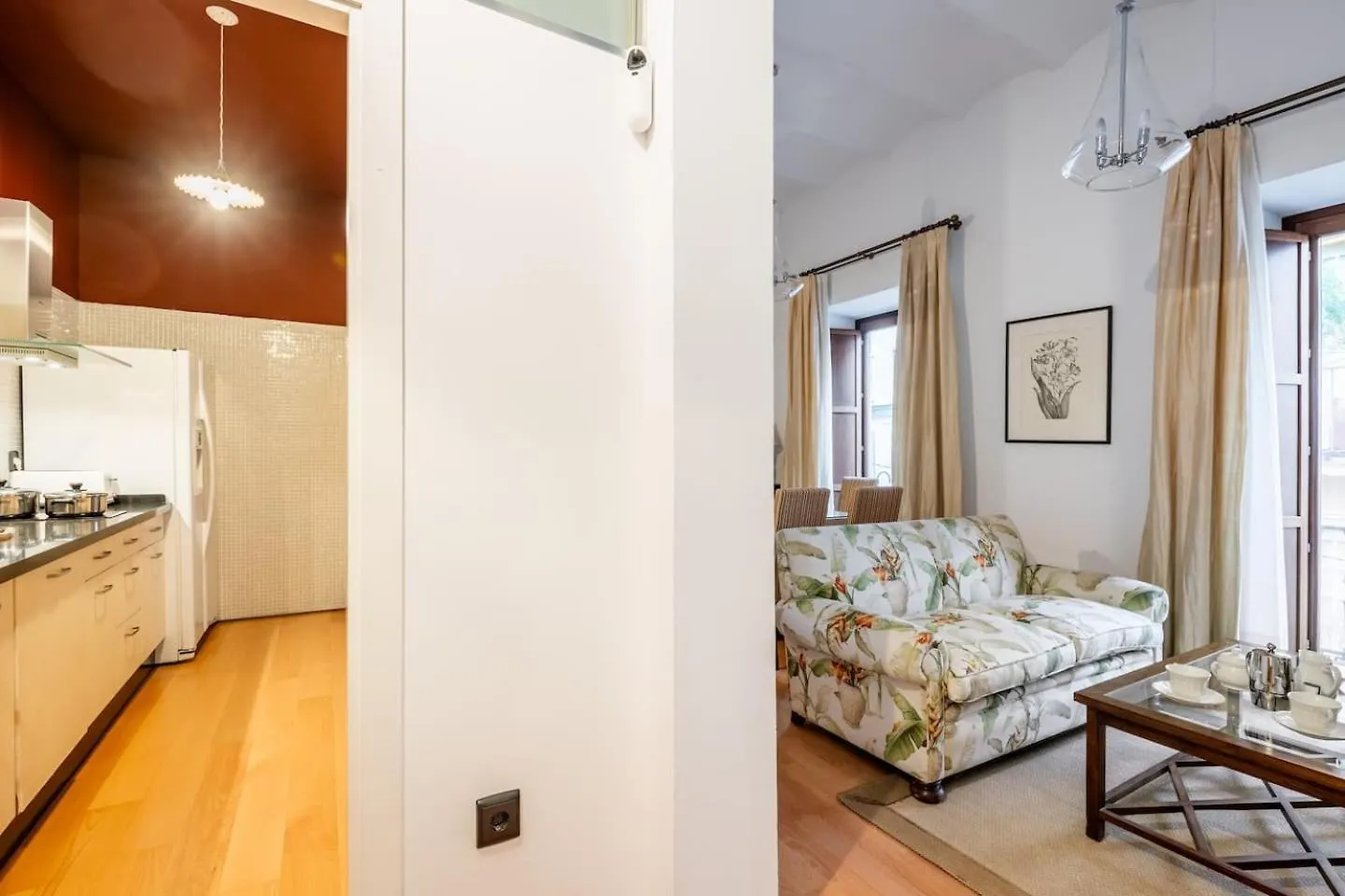 Komodo Sierpes: Bright & Classy Central Apartment セビリア