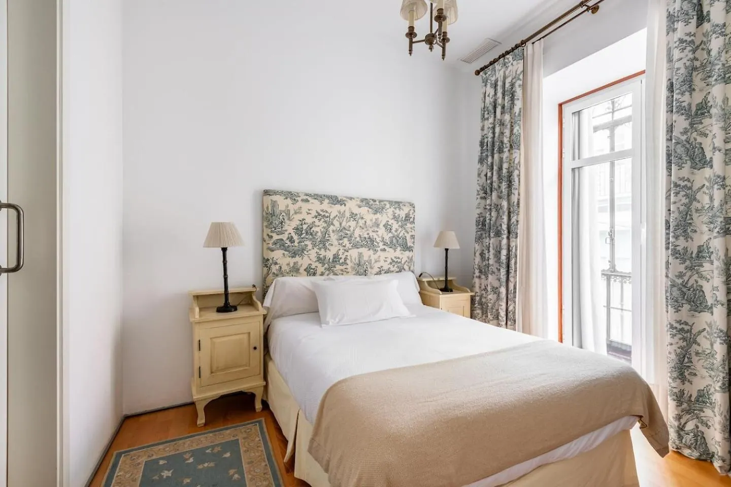 Komodo Sierpes: Bright & Classy Central Apartment セビリア 0*,  スペイン