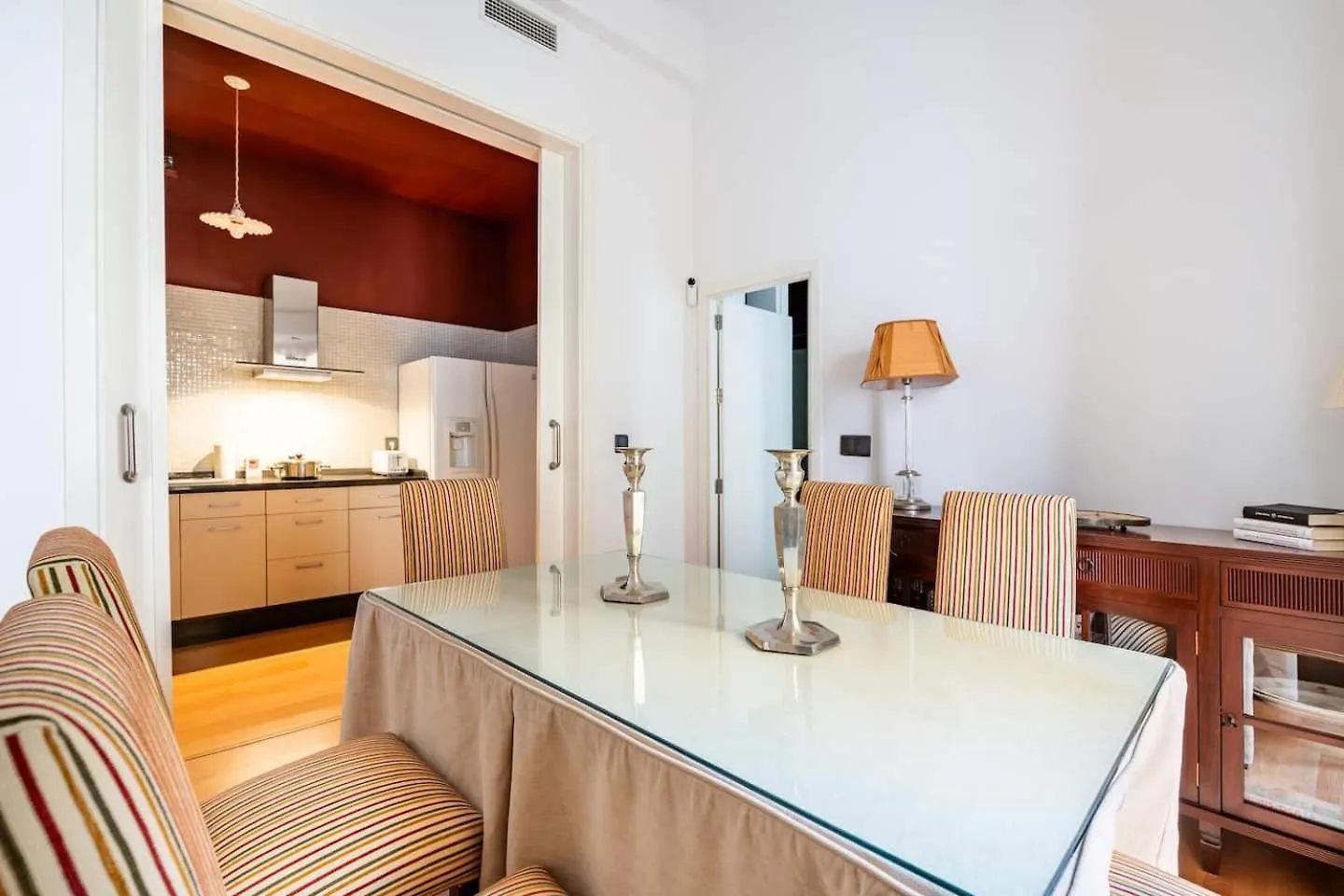 Komodo Sierpes: Bright & Classy Central Apartment セビリア