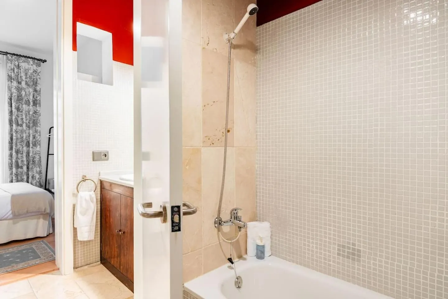 Komodo Sierpes: Bright & Classy Central Apartment セビリア スペイン