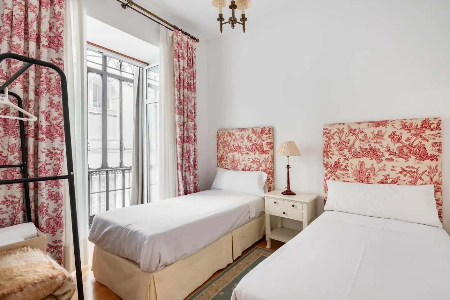 Komodo Sierpes: Bright & Classy Central Apartment セビリア スペイン