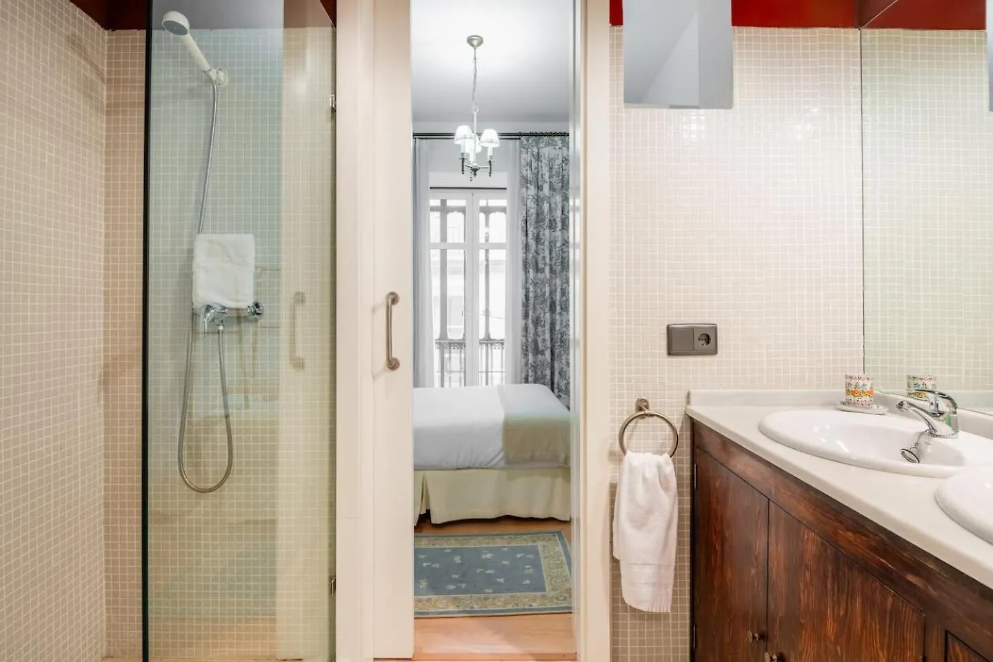 Komodo Sierpes: Bright & Classy Central Apartment セビリア