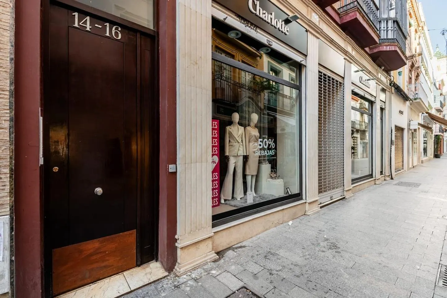 Komodo Sierpes: Bright & Classy Central Apartment セビリア スペイン