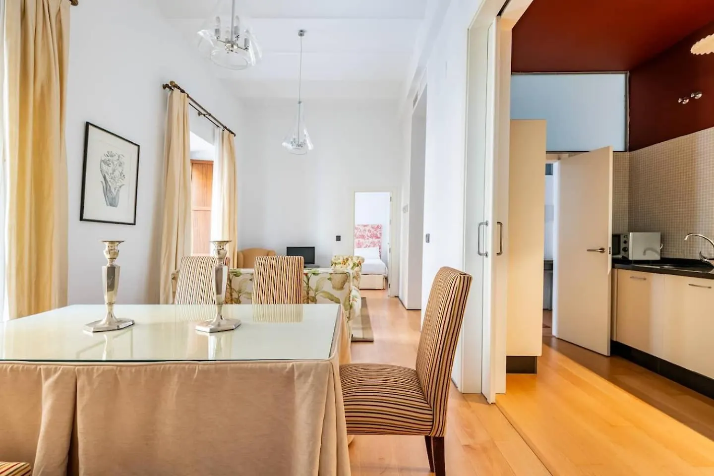 Komodo Sierpes: Bright & Classy Central Apartment セビリア スペイン