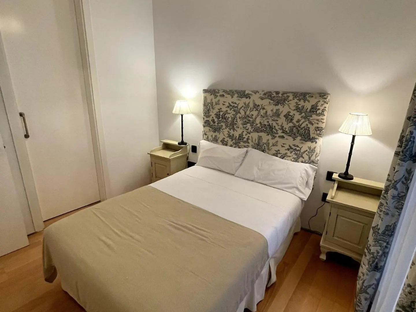 Komodo Sierpes: Bright & Classy Central Apartment セビリア