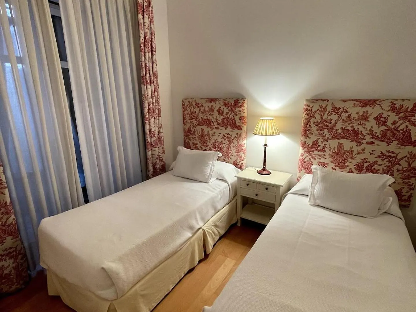 Komodo Sierpes: Bright & Classy Central Apartment セビリア