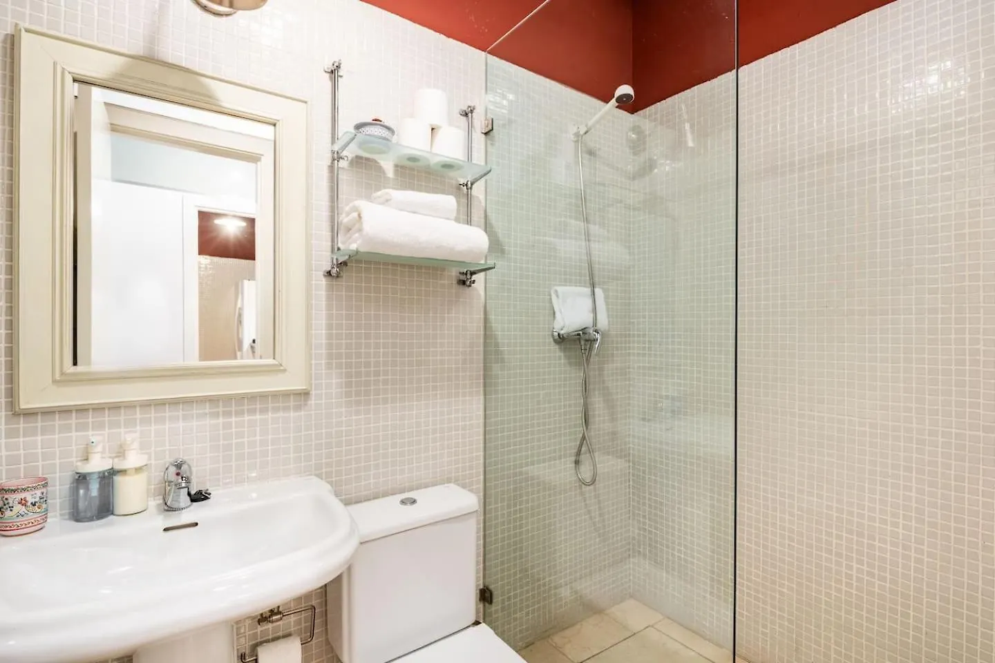 Komodo Sierpes: Bright & Classy Central Apartment セビリア