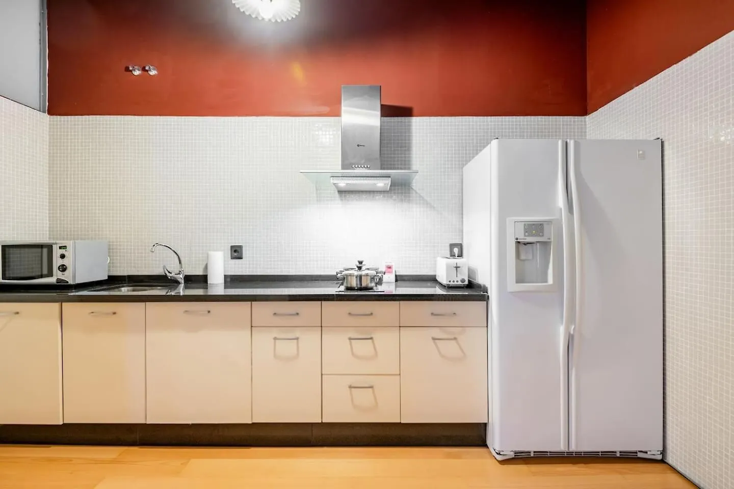 Komodo Sierpes: Bright & Classy Central Apartment セビリア スペイン