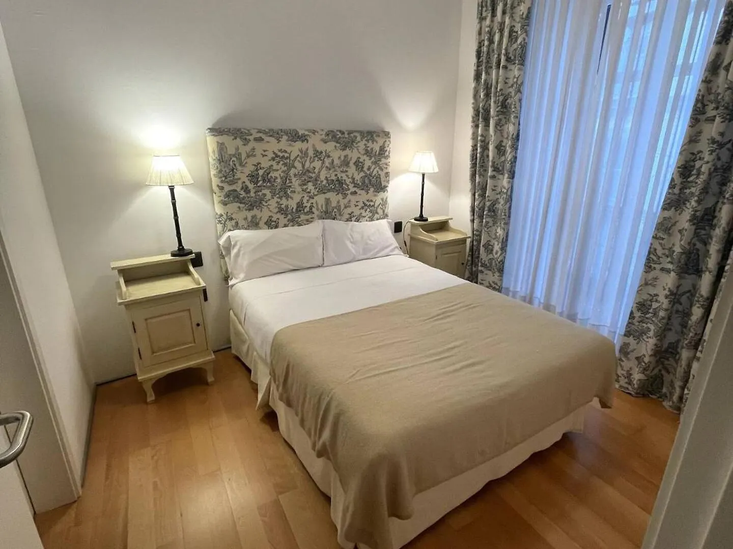 Komodo Sierpes: Bright & Classy Central Apartment セビリア 0*,  スペイン